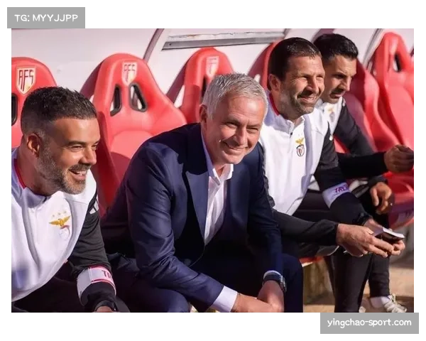 特写：看台上的温格，现场考察老东家摩纳哥的比赛